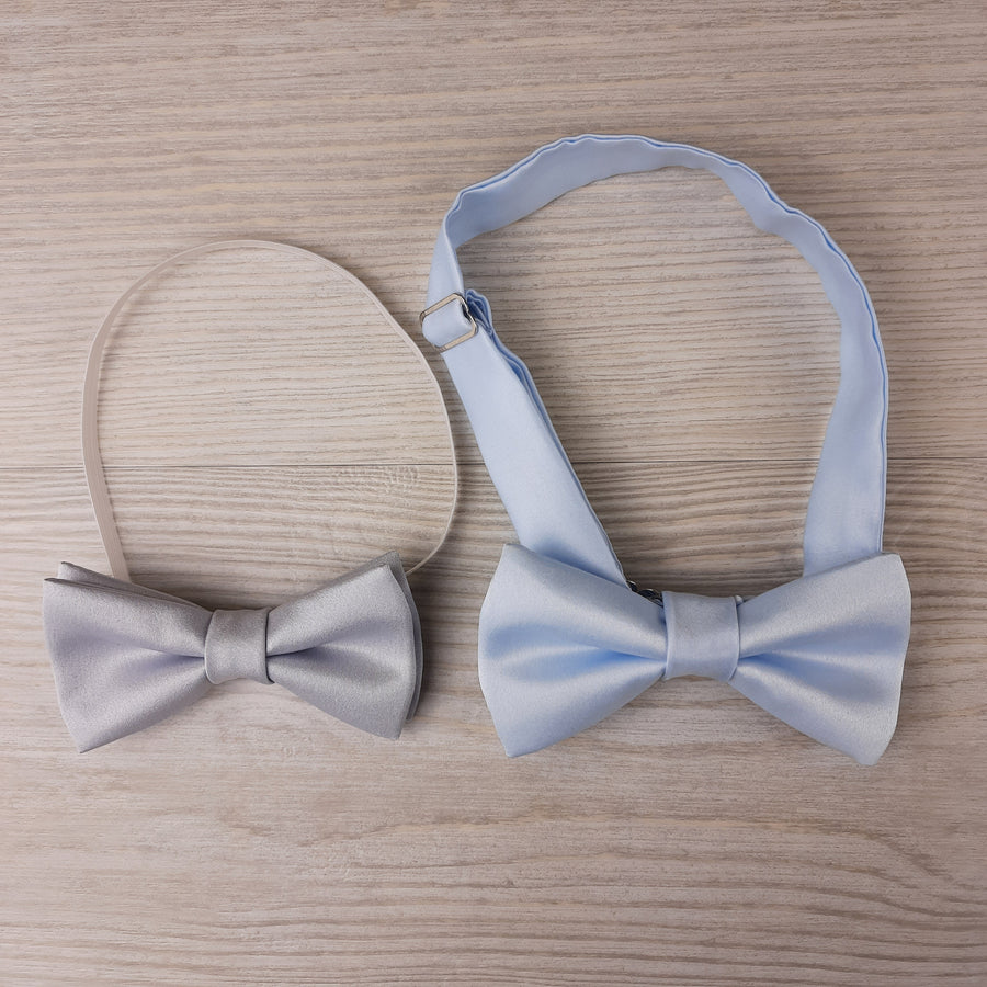 Set of two Peacock Boys Bow Ties in silver and light blue, featuring adjustable and elastic neckstraps. Perfect wedding accessories for kids.